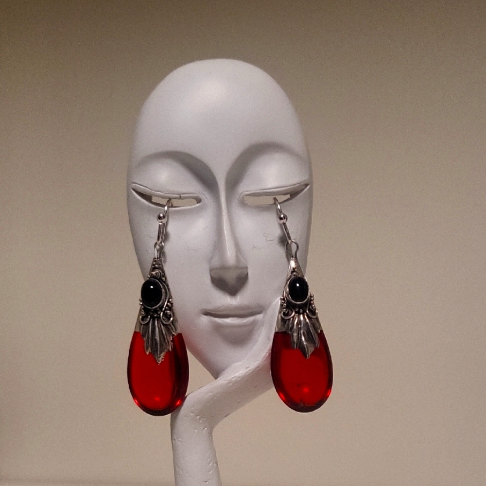 Beautiful Garnet-red and Onyx earrings